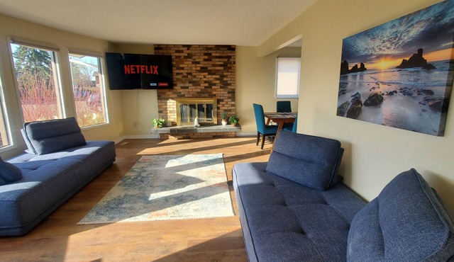 Cozy-Warm Family friendly, WEST ED MALL 5min, AC, king master, queens and Dbls