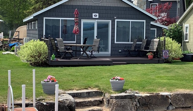 Cozy waterfront cottage with Awesome sunsets & views of Lake Winni