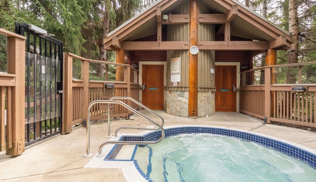 Cozy Whistler Studio Townhouse with Hot Tub & Free Parking