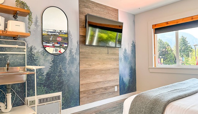 Crash Hotel Squamish