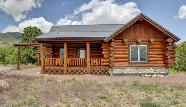 Creekside Log Cabin- conveniently located and direct creek access