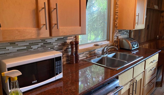 Cute & Cozy Cabin- walking distance to the lake!