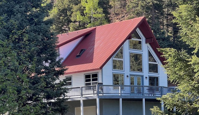 Delightful and secluded 4-bedroom house in Angel Fire perfect for your getaway!