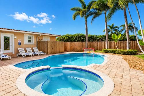 Deluxe Home Heated Pool & Jetted Tub near Beach