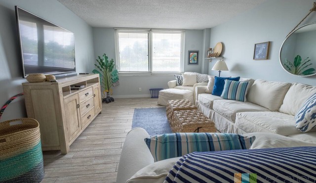 Direct Beach Access - Poolside Coastal Condo: Sea Gem