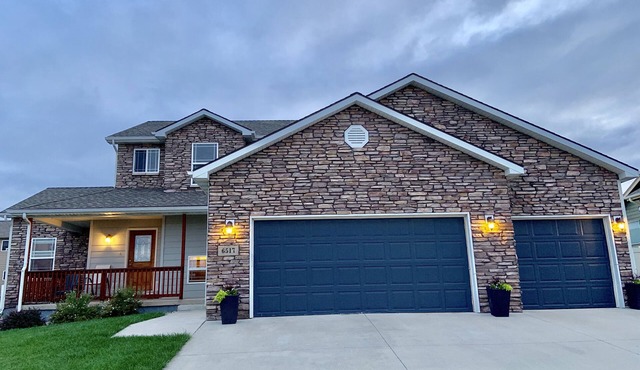 Discover history close by! Spacious 5-bedroom home, easy access to Mt Rushmore