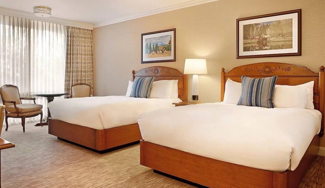 Dlx 2 Queen | Little America | High Plains Oasis + Golf Moments | 2 Units