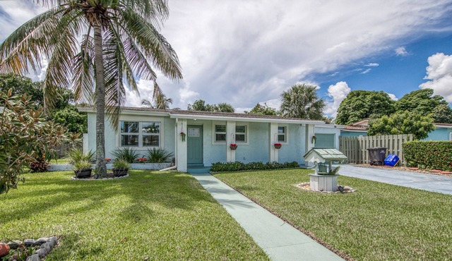 Dog-friendly beach bungalow near coastline with private pool, patio, AC & W/D
