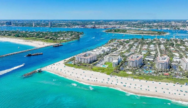 Dog friendly condo with beach access, hot tub & firepit