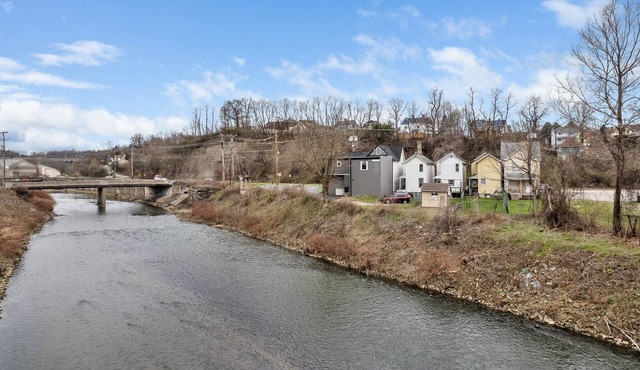 Dog Friendly Creek-Side Getaway