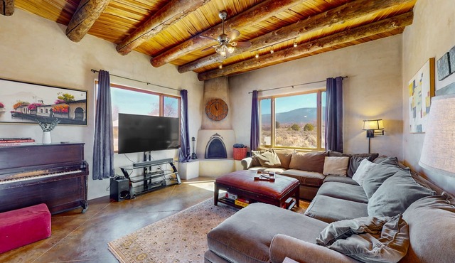 Dog-friendly home with amazing Taos Mountain & El Salto views, W/D, & jetted tub