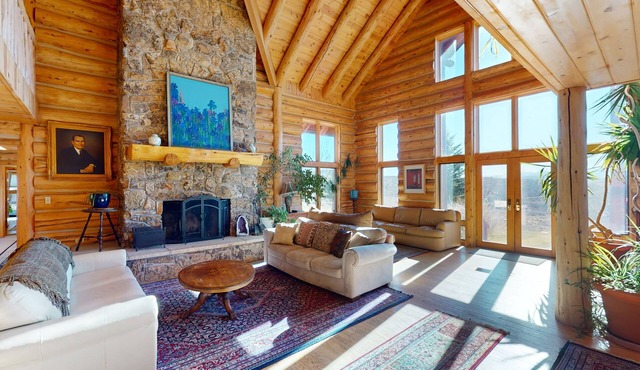 Dog-friendly, mountain view lodge with a game room, fireplace, large deck, & W/D