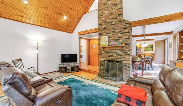 Dog-friendly vacation home with fast WiFi & washer/dryer - near ski areas