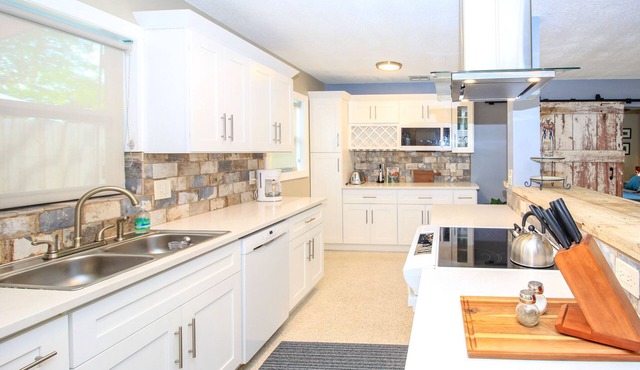 DOLPHIN HOUSE-MINUTES FROM BEACHES, SHOPPING & RIVERWALK! BEAUTIFULLY RENOVATED.
