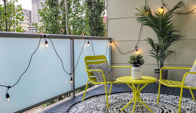 Down Town Loft: UG Park|AC|Walk to Rogers|Balcony