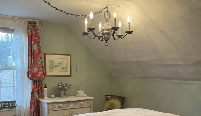 Downtown historic farmhouse in the quaint Village of Weston near ski resorts.