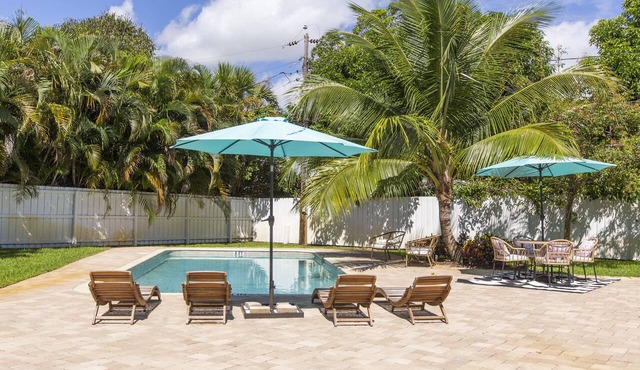 Downtown Pool Home| Mins to Beach | Cabana service