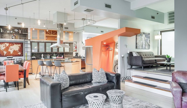 Dtwn Cleveland Loft-style Condo: Walk to Stadiums!
