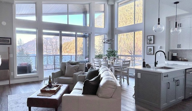 Eagle's Nest - Penthouse Condo w/spectacular Harrison Lake & Mountain Views