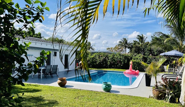 EAST BOCA RATON 1MILE TO BEACH great central location!PRIVATE HEATED POOL