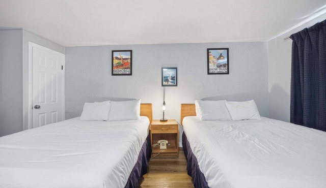 Eastern Inn Cedar Summit Condo for 4