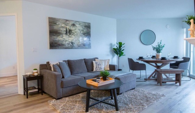 Echo Beach 2 Bed Lake View and Walkable to Beach
