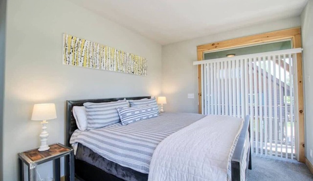Edgewater Cabin on the Fraser River | 3BR, Sleeps 7 | Hot Tub & Pool