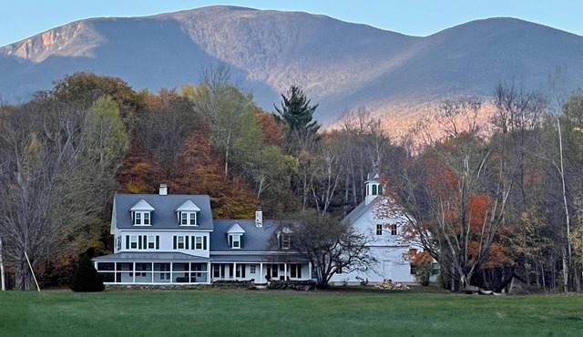 Elegant 1860 farm, w/210A x-country ski trails & maple-sugar farm on Spruce Mt.