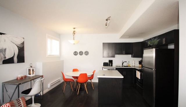 Elegant Suite near Airport 2Bd, 1BR, Parking - Two Bedroom Apartment, Sleeps 6