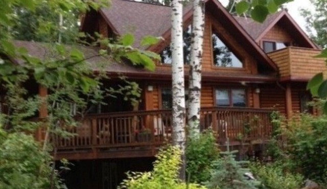 Enjoy a Winter get away at the Sunbreaker Log Retreat
