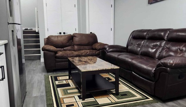 Entire 2 Bedrooms Basement Suite. Close to Airport and Parks