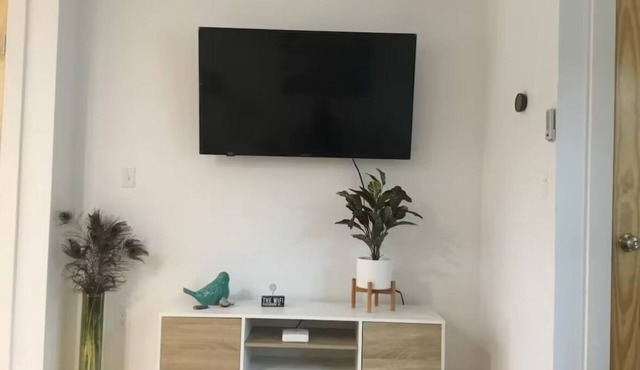 Entire House. 2+ bed, 2 bath near Lake & bikeway