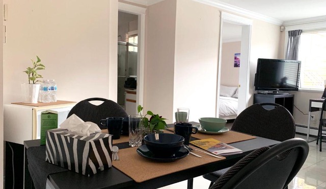 Entire Private Suite - 5 Min Walk to SkyTrain, Free Parking, 15 Mins to Downtown