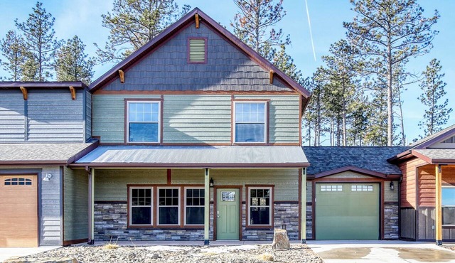 🌲 Escape to our modern 2-bedroom condo nestled in the heart of the Black Hills!