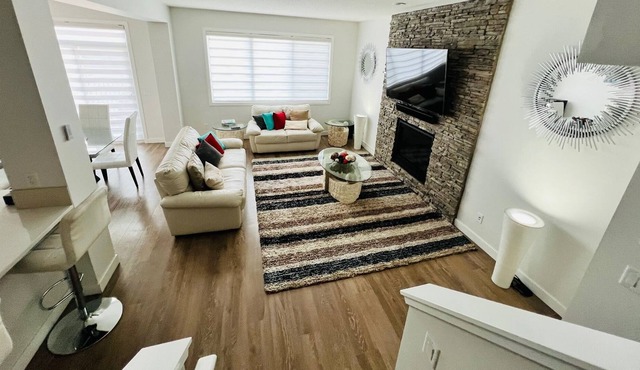 Executive 3 Bedroom Duplex in Airdrie close to YYC Airport!