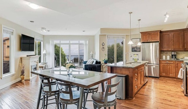 Executive Lakeview Suite, 3 King Bedrooms 2 Baths, 2 Private Patios