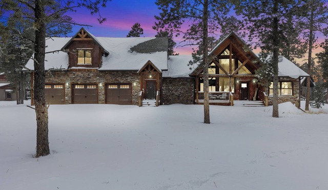 Expansive 7 bedroom, 3 car garage, 2 hot tubs, paved roads, wifi & pool access