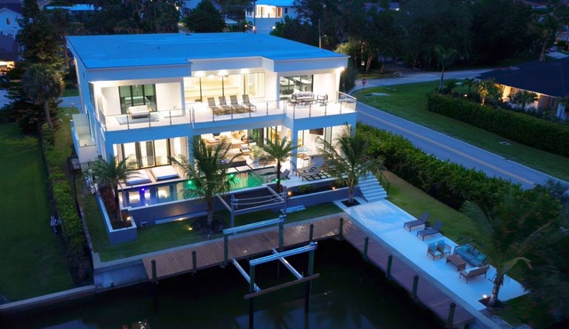 Exquisite Waterfront 6-Bed Home in Naples, Pool & Spa