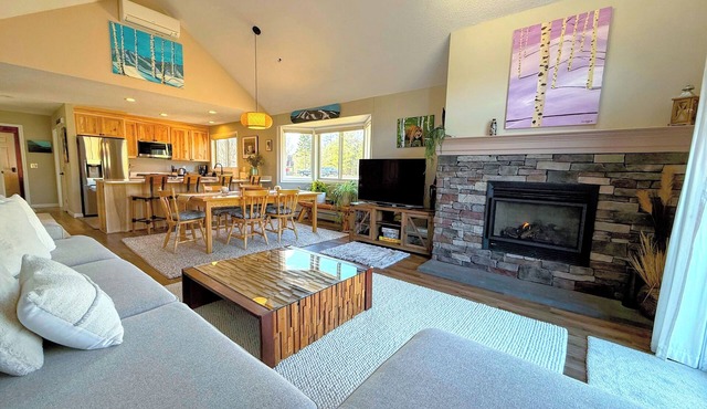 F21 Renovated single level home, open concept, new kitchen, mountain views, large lawn, AC!