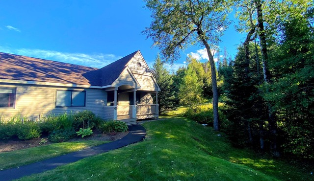F24 Bretton Woods Townhome with golf course and mountain views, walk to Mt Washington Hotel!