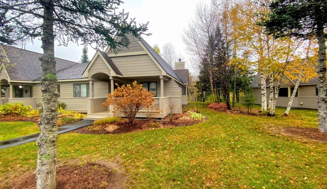 F28 Fairway Village home on the Mt. Washington golf course! Walk to Mt Washington Hotel