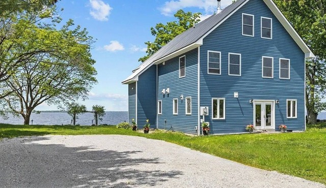 Fabulous 5-bedroom House on Lake Champlain- Sunsets Included!