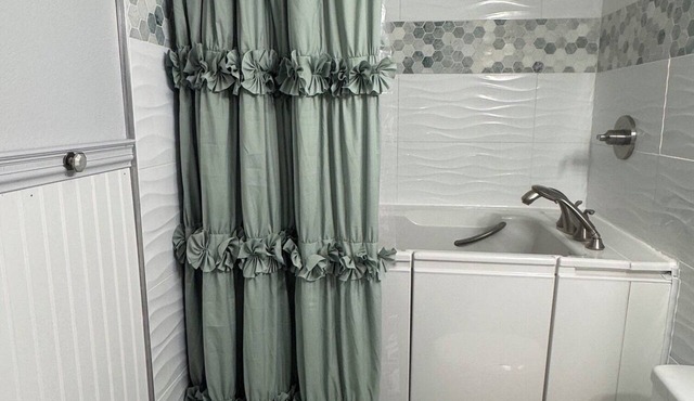 Family friendly 6-bedroom house with AC in Johnstown, Colorado.