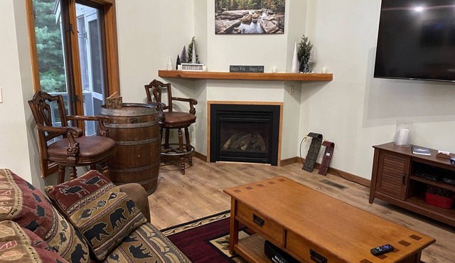 Family Getaway in the Heart of North Conway ~ Sleeps 13~ Pool~ Game Room ~ 5BR