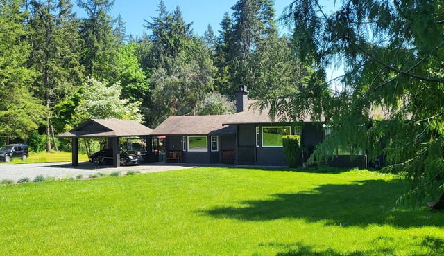 Family Lakehouse on Elk Lake, w/direct access to lake, beach es and trails.