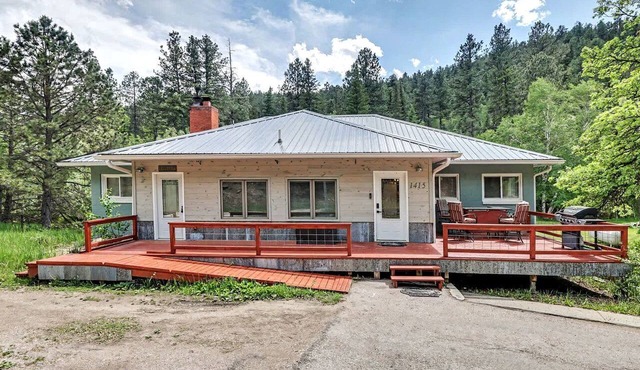 Family Mountain Retreat Near Mount Rushmore, South Dakota