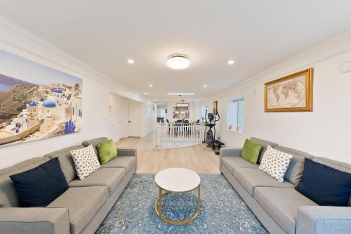Family Retreat sleeps 12 Near YVR Airport, Downtown