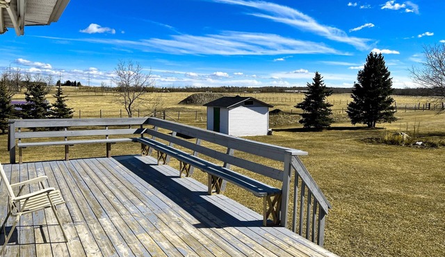 Farmhouse retreat, 10 mins from the city. Modern amenities in a country setting.