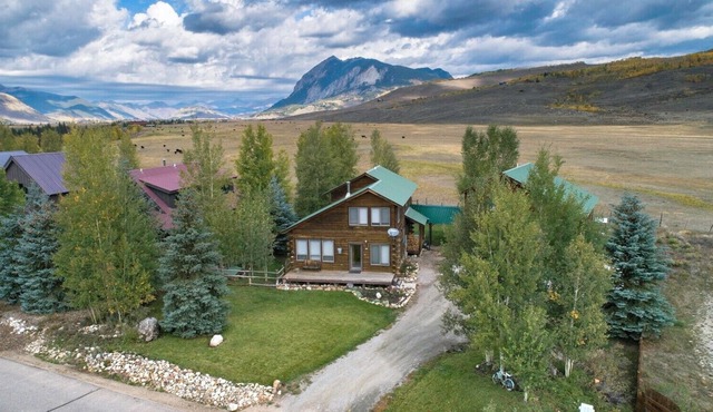 Fence line family custom Log home, Paradise Divide Views