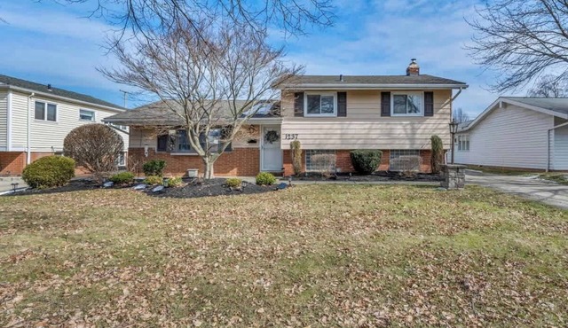 Fenced backyard - Pets OK - 3 Bd 3 Ba